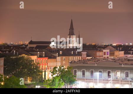 St. Louis Kathedrale im Französischen Viertel in der Dämmerung in New Orleans, Louisiana, USA. Stockfoto