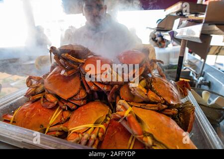 Frisch zubereitete Dungeness Krabben sind in einem Restaurant in San Francisco, Kalifornien, USA am 15 Dezember, 2019 gesehen. Kommerzielle crab Saison südlich von Mendocino County hat bei 12 geöffnet: 01:00 Sonntag, 15. Dezember 2019, entsprechend der Kalifornien Abteilung der Fische und Wildtiere. Eine beratende Gesundheit, ausgestellt für Dungeness Krabben im Freizeitbereich mit der gesetzlich zulässigen Überlandgeschwindigkeit zwischen Shelter Cove und Point Arena, aufgrund hoher Mengen von domoinsäuren gefangen worden war, wurde am Tag zuvor von der kalifornischen Abteilung der öffentlichen Gesundheit aufgehoben. (Foto von yichuan Cao/Sipa USA) Stockfoto