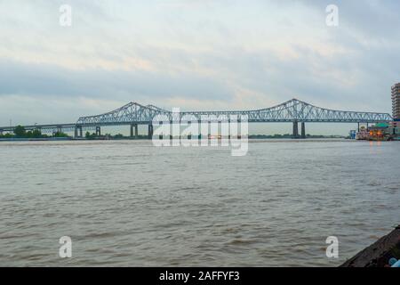 Crescent City Connection, ehemals Greater New Orleans Brücke, den Mississippi River in New Orleans, Louisiana, USA. Stockfoto