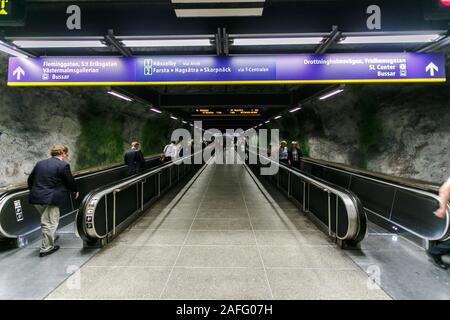 17 08 2013 - erstaunliche Kunst metro, Interieur des Huvudsta Station, Rolltreppe in den Fels der u-bahn, Stockholm, Schweden Stockfoto