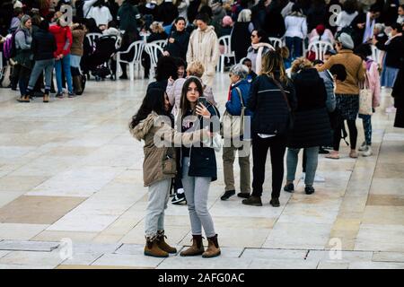 Jerusalem Israel Dezember 12, 2019 Blick auf die unbekannte Frau zu beten vor der Klagemauer in der Altstadt Jerusalems in den Morgen Stockfoto