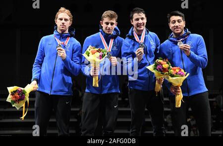 Chiba, Japan. 15 Dez, 2019. Uns Fechten Teammitglieder posieren für ein Foto während der Preisverleihung der Fechten Wm 2019 in Chiba, Japan. Foto am 15. Dezember 2019 berücksichtigt. Foto: Ramiro Agustin Vargas Tabares Credit: Ramiro Agustin Vargas Tabares/ZUMA Draht/Alamy leben Nachrichten Stockfoto