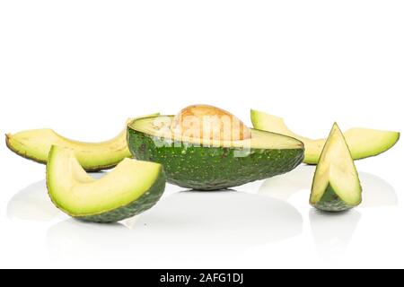 Gruppe von Halb vier Scheiben frischen grünen Avocado auf weißem Hintergrund Stockfoto