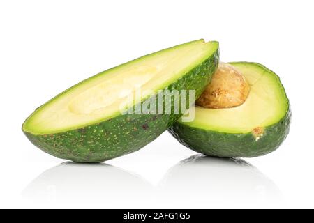 Gruppe von zwei Hälften von frischem Grün avocado auf weißem Hintergrund Stockfoto