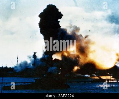 Pearl Harbor Angriff, vom 7. Dezember 1941 - Die Magazine der USS Arizona (BB-39) explodieren, nachdem sie durch eine japanische Bombe getroffen wurde, 7. Dezember 1941. Stockfoto