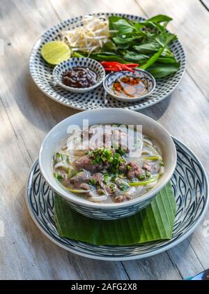 Leckeres Rindfleisch nudeln Suppe mit frischem Gemüse serviert (Vietnamesischen pho bo"). Stockfoto