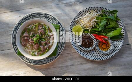 Leckeres Rindfleisch nudeln Suppe mit frischem Gemüse serviert (Vietnamesischen pho bo"). Stockfoto