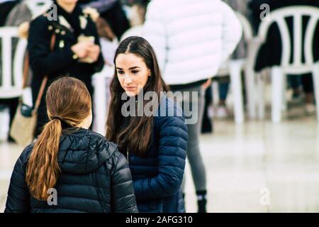 Jerusalem Israel Dezember 12, 2019 Blick auf die unbekannte Frau zu beten vor der Klagemauer in der Altstadt Jerusalems in den Morgen Stockfoto