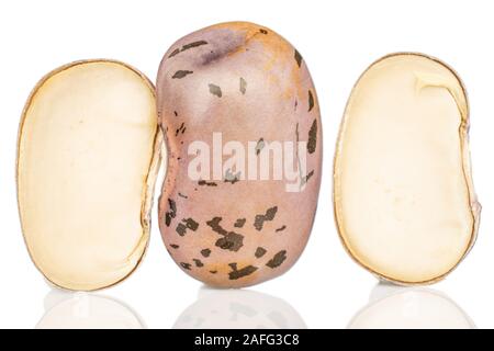 Gruppe von einer ganzen zwei Hälften von frischem gesprenkelte bean Pinto auf weißem Hintergrund Stockfoto