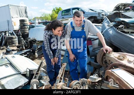 Zwei Arbeitnehmer in der metallplatz Stockfoto