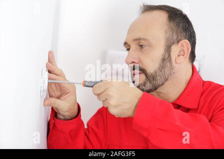 Elektriker Umverdrahten einer britischen 13 A Elektrische Stecker Stockfoto