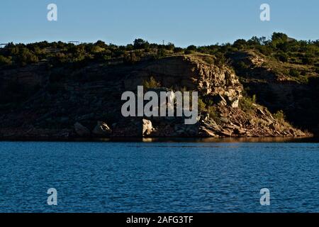 Rock Bluff Küste des Lake McKinsey, Texas Panhandle. Stockfoto