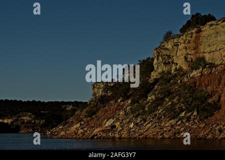 Rock Bluff Küste des Lake McKinsey, Texas Panhandle. Stockfoto