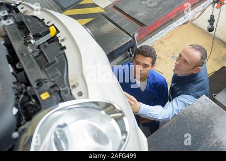 Mechanik prüfen der technischen Stand unter einem Auto Stockfoto