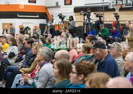Bürgermeister Peter Buttigieg Holding einen Präsidentschaftswahlkampf Rallye an einer mittleren Schule in Washington, Iowa, USA. Stockfoto