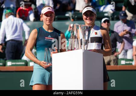 Angelique Kerber von Deutschland & Bianca Andreescu von Kanada während der Trophy Zeremonie nach dem Finale der 2019 BNP Paribas Open WTA Premier Pflichtfeld Tennis Turnier Stockfoto