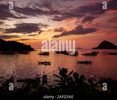 Spektakuläre rosa und orange Sonnenuntergang über der Bucht von Labuan Bajo auf der indonesischen Insel Flores Stockfoto