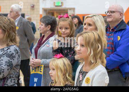 Bürgermeister Peter Buttigieg Holding einen Präsidentschaftswahlkampf Rallye an einer mittleren Schule in Washington, Iowa, USA. Stockfoto