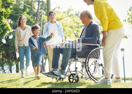 Jungen asiatischen Paar mit Kind, Großeltern in Pflegeheim Stockfoto