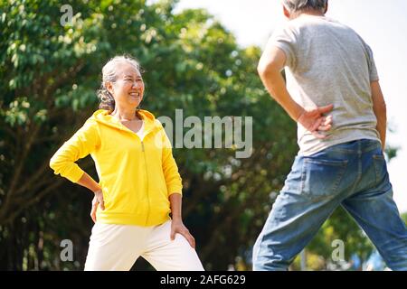 Gerne älteren asiatischen Paar Ausübung draußen im Park Stockfoto