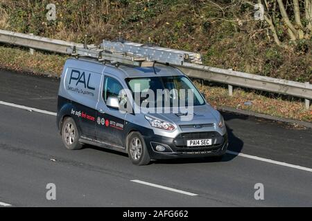 PAL Security Systems Ford Transit Connect Kastenwagen auf der M61 in der Nähe von Manchester, UK fahren Stockfoto