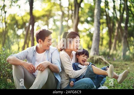 Junge asiatische Eltern und Sohn Spaß draußen im Park Stockfoto