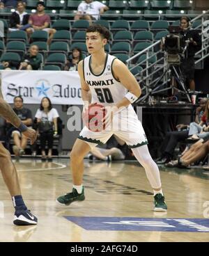 Dezember 15, 2019 - Hawaii Rainbow Warriors guard Kameron Ng (50) aussieht, während eines Spiels zwischen den Hawaii Rainbow Warriors und die Samford Bulldoggen in der Stan Polizeichef-Mitte in Honolulu, HI Michael Sullivan/CSM weitergeben. Stockfoto