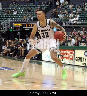 Dezember 15, 2019 - Hawaii Rainbow Warriors guard Samuta Avea (32) übernimmt den Ball während eines Spiels zwischen den Hawaii Rainbow Warriors und die Samford Bulldoggen in der Stan Polizeichef-Mitte in Honolulu, HI Michael Sullivan/CSM. Stockfoto