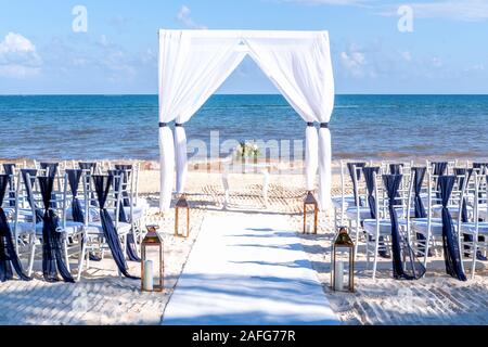 Blau themed Hochzeit setup am weißen Sandstrand. Romantisches Wochenende Hochzeit. Horizontale Stockfoto