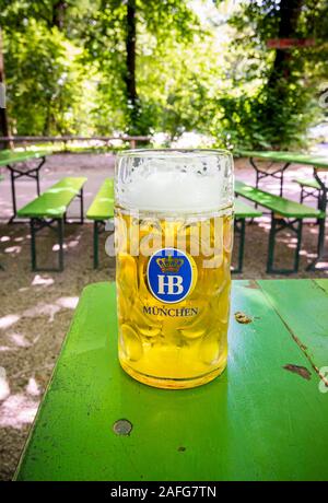 Ein Liter Hofbrau-Massenbier im englischen Gartenbiergarten, München, Deutschland Stockfoto