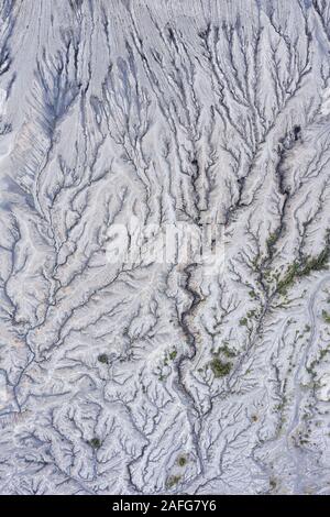 Ansicht von oben, beeindruckende Luftaufnahme von getrockneten Lava, bildet einen schönen natürlichen Textur unter dem Mount Bromo. Cemoro Lawang, Ostjava, Indonesien. Stockfoto