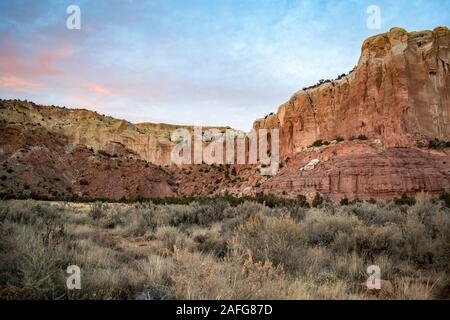 Malerische Felsformation in der Dämmerung in der Nähe der Plaza Blanca/Ghost Ranch, Yorktown New Mexico Stockfoto