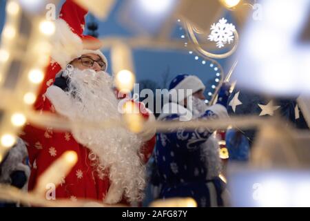 Moskau, Russland. 15. Dezember 2019 Leute in Vater Frost Kostüme mit einem wind band März während der Vater Frost Festival in VDNKh in Moskau, Russland Stockfoto