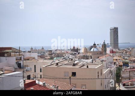 Ein Blick über die Dächer von Alicante, Spanien. Auf dem Weg zum Castell de la Santa Barbara. Stockfoto