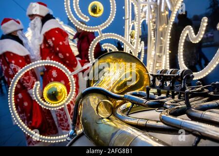 Moskau, Russland. 15. Dezember, 2019 Trompete und Menschen in Vater Frost Kostüme mit einem wind band März während der Vater Frost Festival in VDNKh in Moskau, Russland Stockfoto