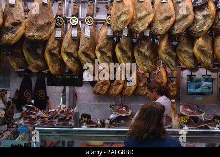 Iberischen Schinken hängen und auf Verkauf zu einem in der Zentrale Markt von Valencia. Stockfoto