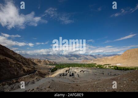 Blick auf Leh Stadt aus Khardung La Pass in Ladakh, Indien, Asien Stockfoto