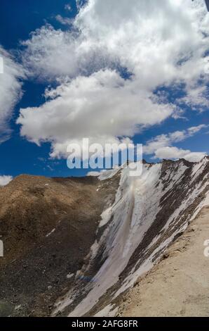 Die schneebedeckten Berge an Khardung La Pass in Ladakh, Indien, Asien Stockfoto