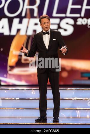 Baden Baden, Deutschland. 15 Dez, 2019. Moderator Rudi Cerne ist auf der Bühne bei der Preisverleihung für die 'Sportswoman des Jahres'. Quelle: Patrick Seeger/dpa/Alamy leben Nachrichten Stockfoto