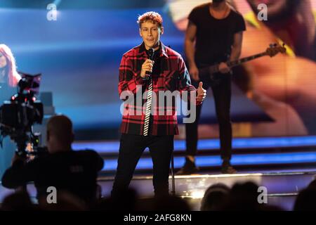 Baden Baden, Deutschland. 15 Dez, 2019. Sänger Tim Bendzko ist auf der Bühne bei der Preisverleihung für die portswoman des Jahres'. Quelle: Patrick Seeger/dpa/Alamy leben Nachrichten Stockfoto