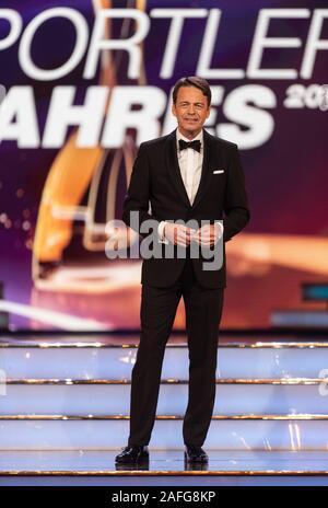 Baden Baden, Deutschland. 15 Dez, 2019. Moderator Rudi Cerne ist auf der Bühne bei der Preisverleihung für die 'Sportswoman des Jahres'. Quelle: Patrick Seeger/dpa/Alamy leben Nachrichten Stockfoto