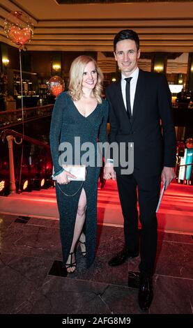 Baden Baden, Deutschland. 15 Dez, 2019. Der ehemalige Skispringer Martin Schmitt und seine Frau Tanja stehen auf dem roten Teppich im Kurhaus, bevor abgestimmt wird portsman's des Jahres'. Quelle: Patrick Seeger/dpa/Alamy leben Nachrichten Stockfoto