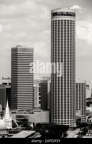 Die Architektur des Stamford Hotel Swissôtel aus der Vogelperspektive in monochromer Optik. Das Rathaus-Viertel ist eine erstklassige Lage. Singapur Stockfoto