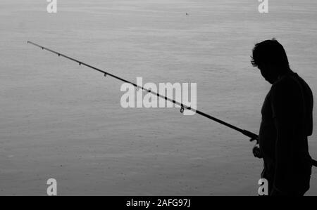 Sri Lanka, Mattakkuliya - 12. Dezember 2019: Bild von einem Fischer mit einer Angelrute am 12. Dezember 2019 Colombo Sri Lanka Stockfoto