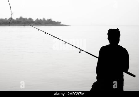 Sri Lanka, Mattakkuliya - 12. Dezember 2019: Bild von einem Fischer mit einer Angelrute am 12. Dezember 2019 Colombo Sri Lanka Stockfoto