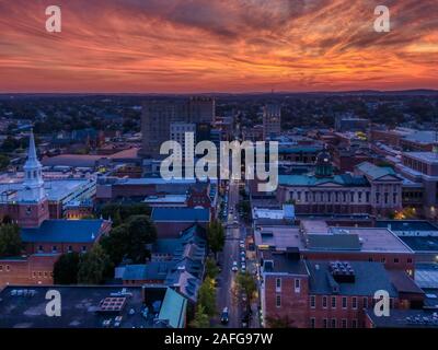 Innenstadt in dramatischer Sonnenuntergang, Luftaufnahme von Lancaster, Pennsylvania, Skyline in orange Nightfall, beleuchteten Straßen und Gebäude Stockfoto
