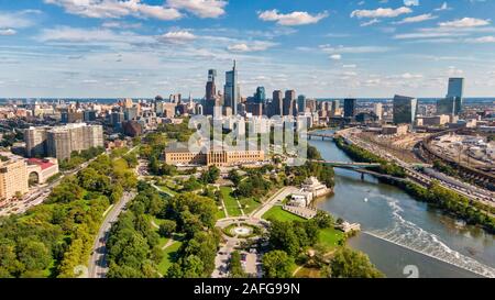 Philadelphia, PA - 11.August 2019: Luftbild Skyline von Philadelphia, USA Innenstadt mit der Azalee Garten und Museum der Kunst vor Stockfoto