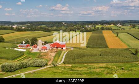 Traditionelle amerikanische Farm, Pennsylvania Landschaft aus der Luft, bunte Landschaft mit Wiesen und Felder, malerische Gehöft Stockfoto