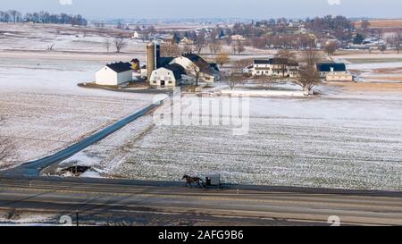 Luftaufnahme von Bauernhof im Winter, Schnee, Landschaft, Lancaster County, Pennsylvania, amerikanische Landschaft Stockfoto