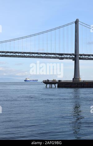 Die San Francisco Bay Bridge verbindet die Stadt San Francisco mit vielen Städten der East Bay. Stockfoto